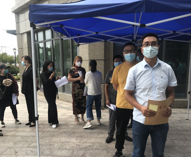 擼起袖子積極獻(xiàn)血，用愛心傳遞溫暖